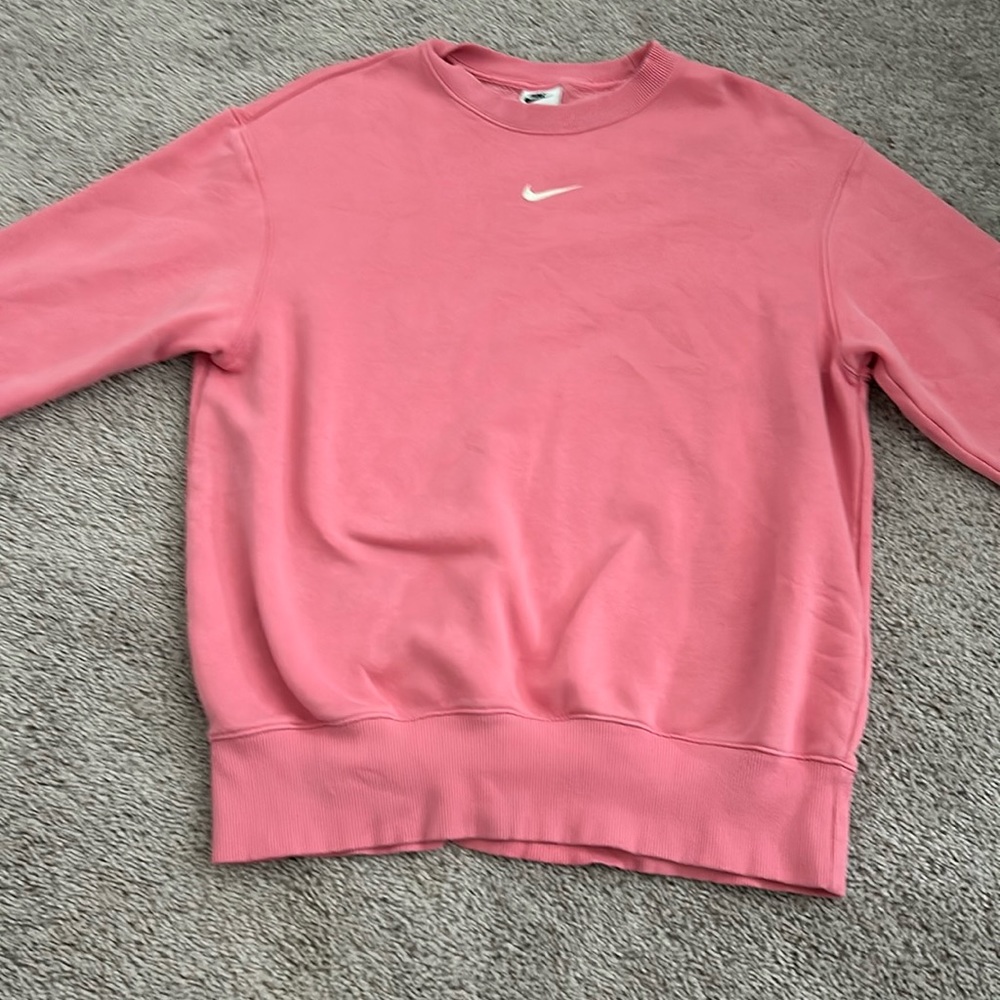 nike sweatshirt says xs but fits like a medium